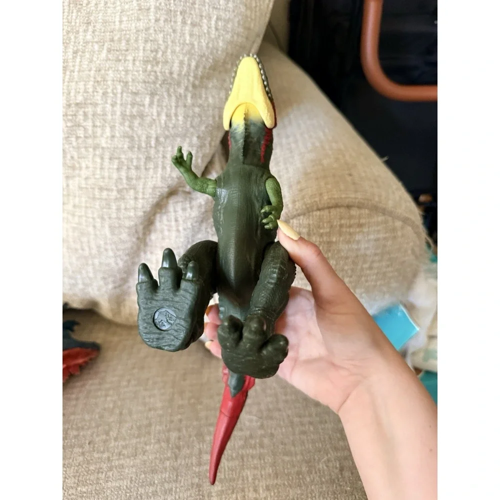 Jurassic World Sinotyrannus Dino Trackers Gigantic Mattel 2022 with capture gear